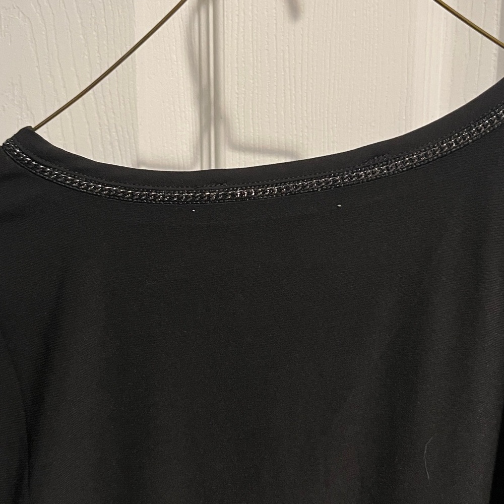 White House Black Market Black Ruched V-Neck Short Sleeve Tee with Trim - Picture 4 of 4